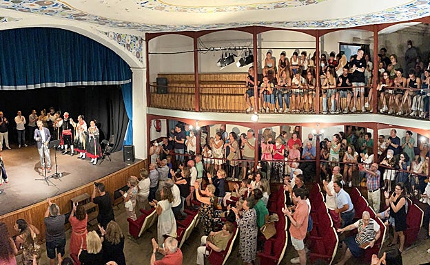 El teatro de Sequeros tiene un aforo de unas 200 personas, por lo que caben casi todos los vecinos del pueblo
