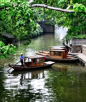Imagen secundaria 2 - En la foto superior, la maqueta del Gran Canal a su paso por Hangzhou durante la dinastía Qing. A la izquierda, el puente de los Cinco Pabellones, en Yangzhou. A la derecha, uno de los ramales del Gran Canal en verano.