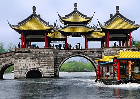 Imagen secundaria 1 - En la foto superior, la maqueta del Gran Canal a su paso por Hangzhou durante la dinastía Qing. A la izquierda, el puente de los Cinco Pabellones, en Yangzhou. A la derecha, uno de los ramales del Gran Canal en verano.