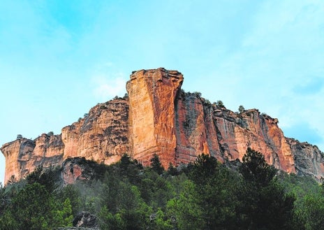 Imagen secundaria 1 - En la foto superior, el Barranco de la Hoz (Guadalajara). A la izquierda, un cañón en el entorno de Peralejos de las Truchas y el Barranco del Horcajo. A la derecha, río encajonado entre árboles y cortados.