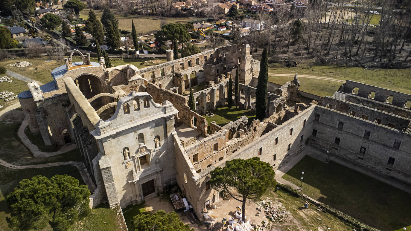 El monasterio está construido en estilos románico, gótico, renacentista, barroco y un posible mozárabe