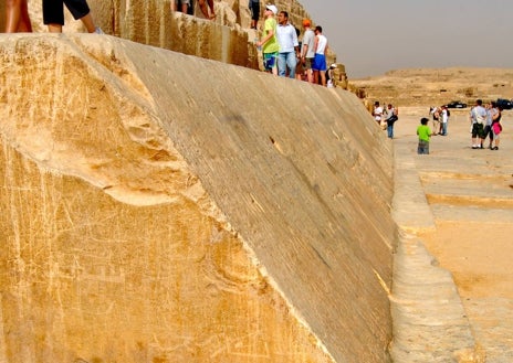 Imagen secundaria 1 - La entrada está en la cara norte, a veinte metros de altura. Antes de subir la escalera, formada por los propios bloques de piedra, podrá ver los pocos bloques de revestimiento que quedan. La Gran Galería (debajo, a la derecha) tiene cincuenta metros de longitud, dos de ancho, diez de alto, con una inclinación de 26º.