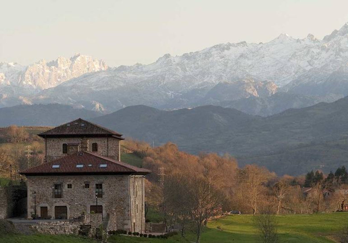 El hotel ocupa el antiguo palacio de Rubianes, a los pies de la sierra del Sueve y de los Picos de Europa