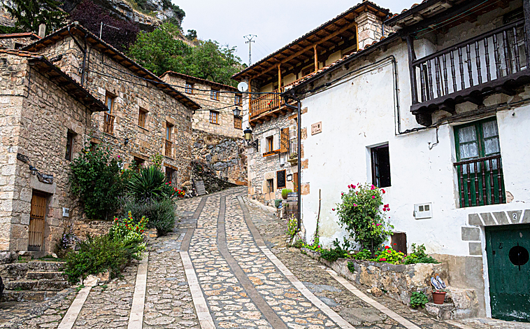Imagen principal - Orbaneja del Castillo, sus pozas y su gran cascada