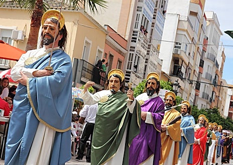 Imagen secundaria 1 - Los personajes que acompañan los pasos en Puente Genil (sobre estas líneas, a la izquierda) cubren sus caras con los 'rostrillos'. A la derecha, la Semana Santa de Écija. En la foto superior, Lucena.