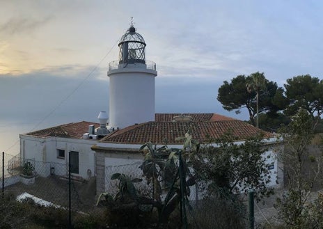 Imagen secundaria 1 - En la foto superior, el Museo de Pesca de Palamós. Debajo, a la derecha, uno de los rincones con encanto de Pals. A la izquierda, el faro de San Sebastián, en Palafrugell