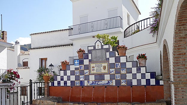 El agua es una presencia constante en las calles de este municipio malagueño