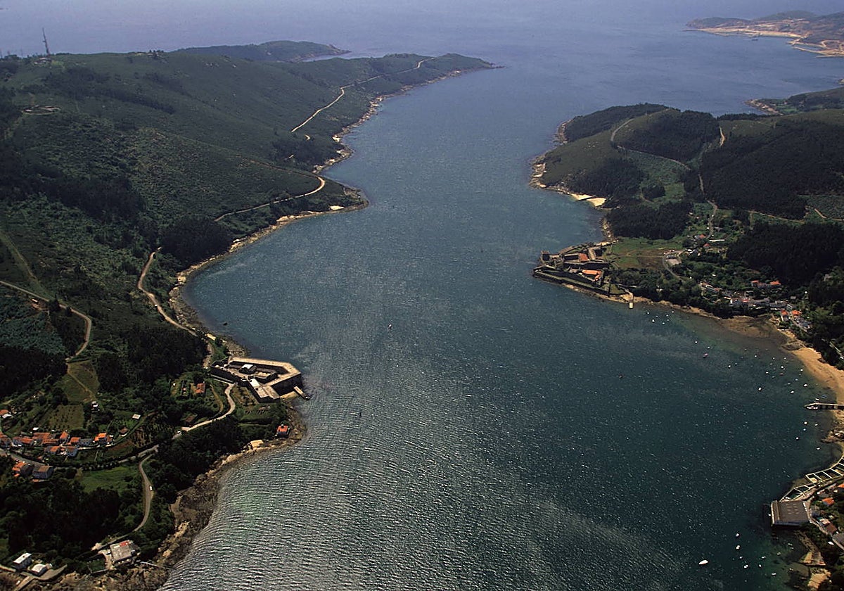 Ría de Ferrol, con sus castillos