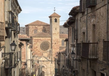 El tren que lleva a descubrir la belleza de piedra de un pueblo imprescindible