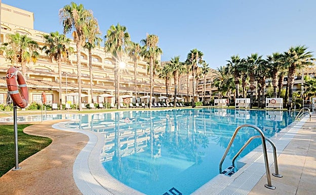 Relax después del golf en la piscina del hotel