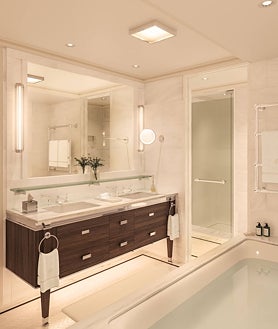 Imagen secundaria 2 - En la foto superior, la escalera principal del nuevo hotel Raffles London at The OWO. Sobre estas líneas, a la izquierda, The Haldane Suite. A la derecha, el baño de una de las habitaciones.