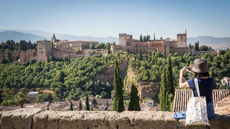 Cinco planes imprescindibles si visitas Granada esta primavera