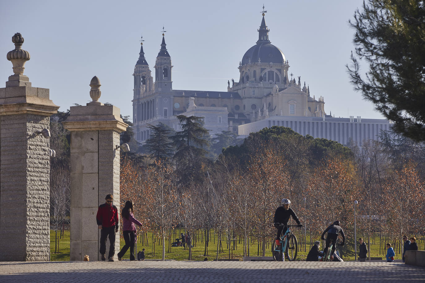 Catedral de la Almudena (Madrid). Reseñas: 20.128.  La catedral de La Almudena es un templo de exterior neoclásico e interior neogótico de 99 metros de longitud y 75 de altura. Está construida por piedra de Novelda (Alicante) y granito de las canteras de Colmenar. F﻿ue consagrada el 15 de junio de 1993 por el Papa Juan Pablo II, 110 años después del comienzo de las obras. En la foto, vista desde el Palacete de los Vargas y entrada a la casa de Campo. 