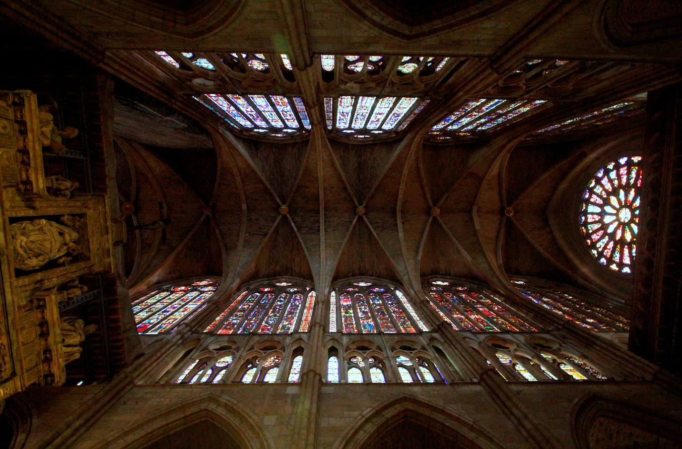 Catedral de León. Reseñas: 28.087. Construida entre 1205 y 1301 en estilo gótico, con influencia francesa. Uno de los aspectos más destacados es la enorme colección de vidrieras construidas principalmente entre los siglos XIII y XVI, las cuales llegan a ocupar una superficie de 1.765 metros cuadrados.