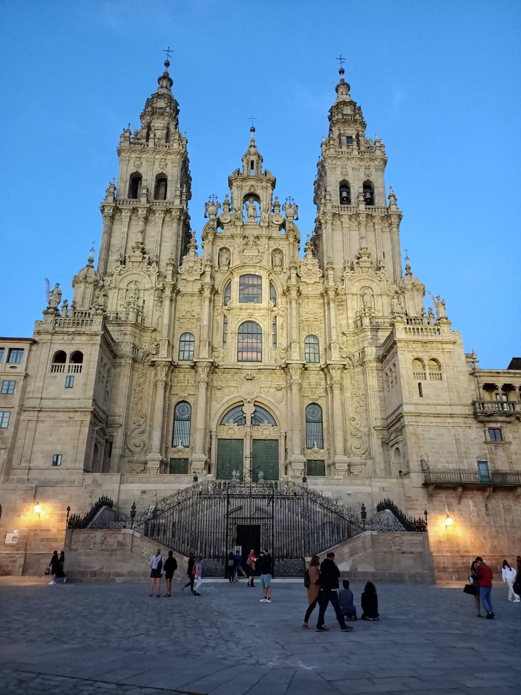Catedral de Santiago de Compostela. Reseñas: 64.198. ﻿Cuando el rey Alfonso II tuvo noticia del descubrimiento del lugar de enterramiento del apóstol Santiago, mandó que se construyera un templo para acoger el sepulcro. Pronto se quedó pequeño. Con Alfonso III se inició la construcción de una nueva iglesia, consagrada en el año 899. La construcción de la actual catedral se inició en 1075 bajo el reinado de Alfonso VI, y fue consagrada en abril de 1211. En 2015, en la aprobación por la Unesco de la ampliación del Camino de Santiago en España a «Caminos de Santiago de Compostela: Camino francés y Caminos del Norte de España», fue incluido como uno de los bienes individuales. El Pórtico de la Gloria, realizado por el Maestro Mateo, es uno de los puntos más destacados de su interior. Tras someterse a una larga restauración entre los años 2008 y 2018, esta obra cumbre del arte medieval ha recuperado todo su esplendor. 
