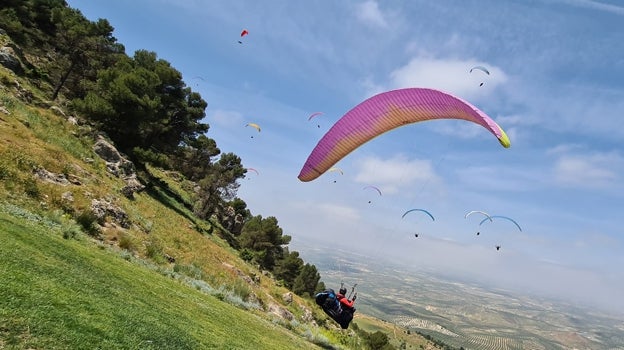 Parapentes en el cielo de Jaén