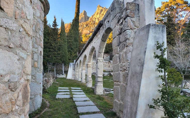 Imagen principal - La sierra que rodea La Cabrera es un clásico del senderismo en Madrid. El convento de San Antonio o una actividad de ecoturismo con abejas pueden completar la ruta por una zona mucho menos habitada y conocida que la sierra del Guadarrama.