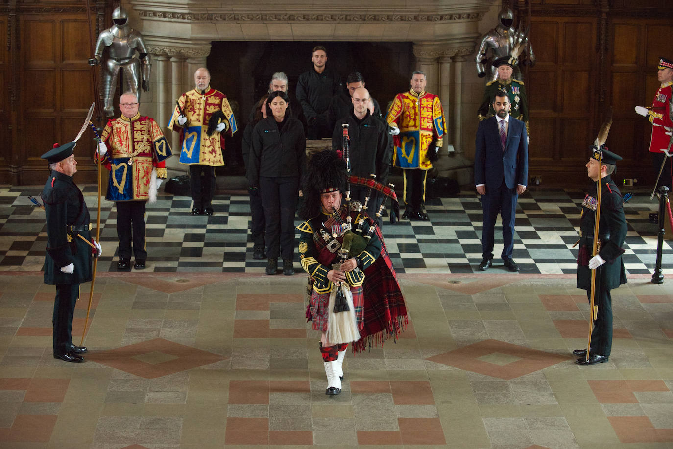 En la 'procesión ceremonial' de salida de la piedra del castillo de Edimburgo participaron Lord Lyon King of Arms -el representante del monarca en Escocia- y el primer ministro Humza Yousaf.