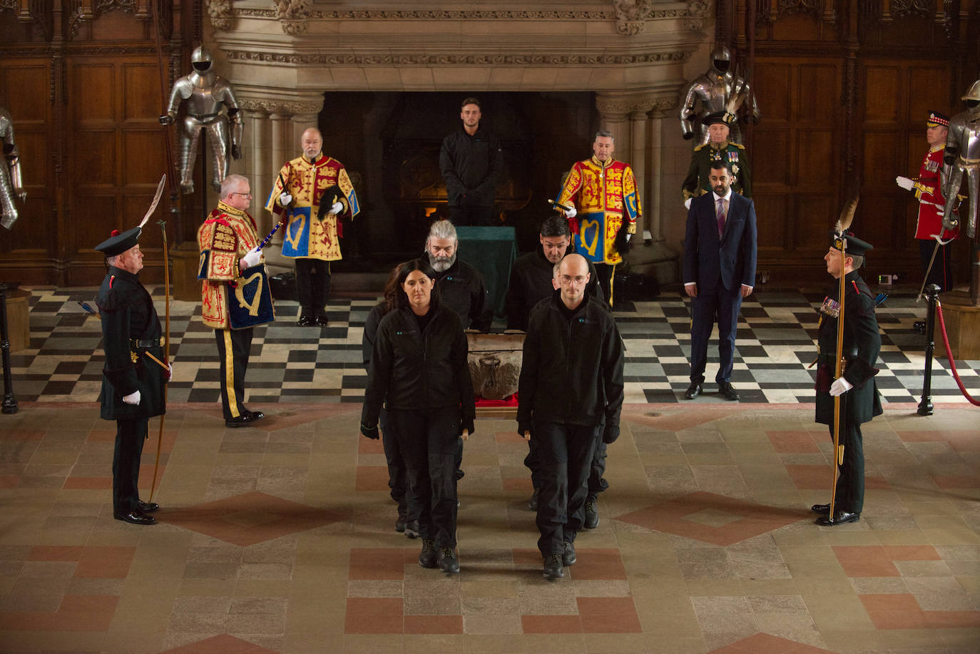La histórica piedra, a punto de salir del Gran Salón del Castillo de Edimburgo.