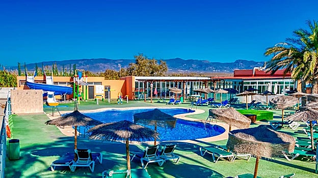 Zona de piscina y juegos del Camping Cabo de Gata en Almería.