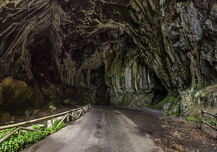 el-pueblo-al-que-solo-se-puede-acceder-por-una-cueva-natural-de-250-metros