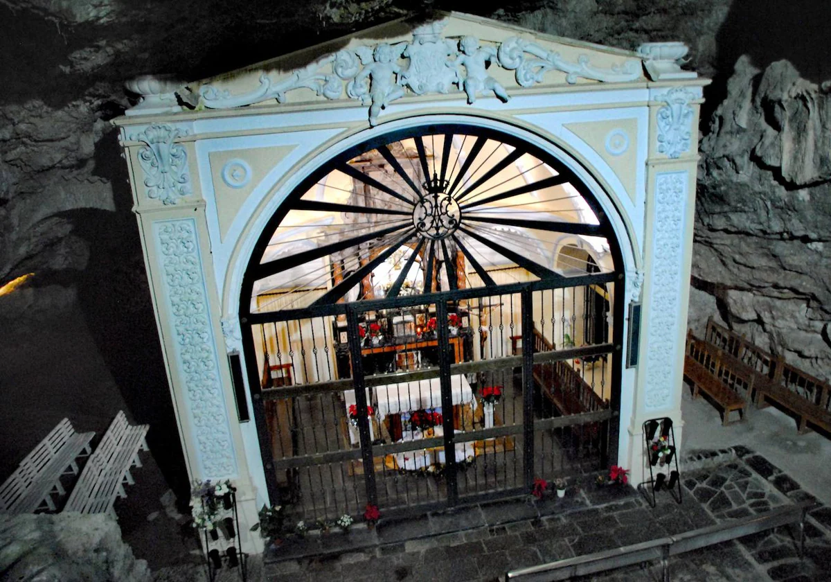 La ermita en una gruta donde nació la canción «Que llueva, que llueva, la  Virgen de la Cueva»