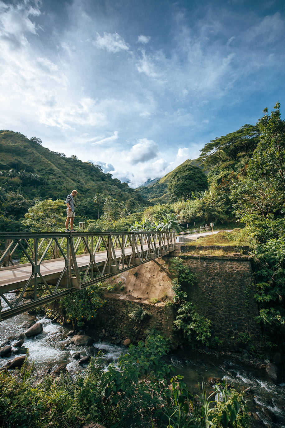 La provincia de Kalinga es conocida por sus paisajes, con montañas, ríos y cascadas que ofrecen oportunidades para practicar senderismo, rafting y otras actividades al aire libre. Además, Kalinga es famosa por sus artesanías, como las cestas tejidas y las joyas de plata.