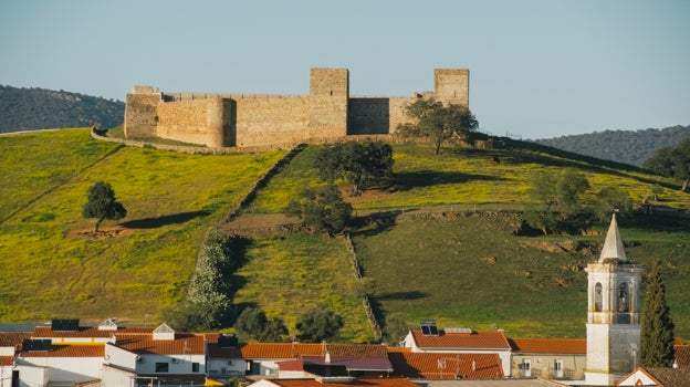 Castillo de El Real de la Jara con el pueblo a sus pies