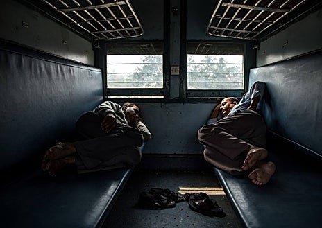 Imagen secundaria 1 - Paraguay (en la foto superior, Ypacaraí) e India (sobre estas líneas, a la derecha) son dos de los destinos incluidos por Pablo Zulaica en el libro 'Paisajeros. Veinte viajes en tren y sus protagonistas'.