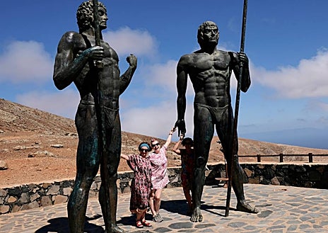 Imagen secundaria 1 - En la foto superior, el pueblo costero de Ajuy, con sus características casas de colores. Sobre estas líneas, a la izquierda, los gigantes de Fuerteventura (Guisa y Ayore), cerca de Betancuria; a la derecha, la antigua casa de los Manrique de Lara, ahora Ayuntamiento. 