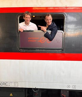 Imagen secundaria 2 - El primer tren de European Sleeper, en Berlín, el pasado 26 de mayo. Debajo, a la izquierda, pasajeros en el primer viaje de la ruta de Berlín a Bruselas; a la derecha, un empleado posa con el cofundador de European Sleeper, Chris Engelsman