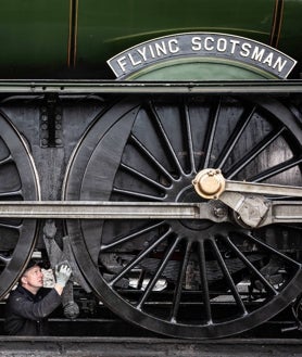 Imagen secundaria 2 - En la imagen superior, Flying Scotsman en Wembley Exhibition, en 1924. Sobre estas líneas, dos momentos del proceso de mantenimiento.