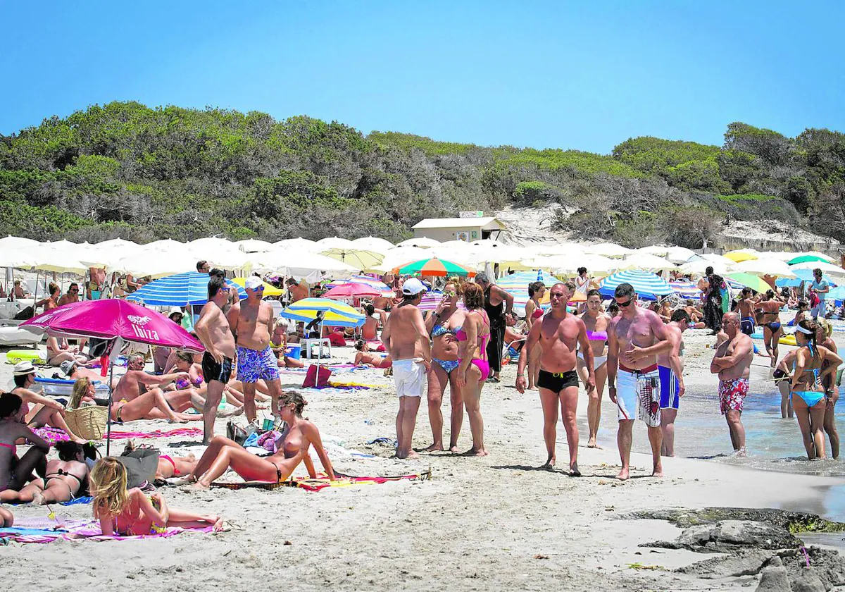 Playa de Es Cavallet, llena en un mes de julio