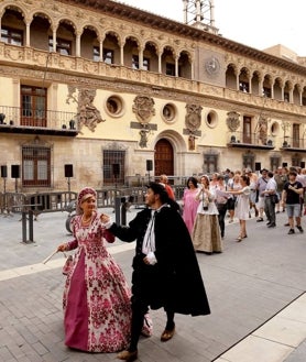 Imagen secundaria 2 - Sobre estas líneas, a la derecha, un momento de las Jornadas de la Coronación del Emperador, una fiesta que nos traslada al siglo XVI. En la foto superior, el Palacio Episcopal. Sobre estas líneas, la Iglesia de Santa M.ª Magdalena.