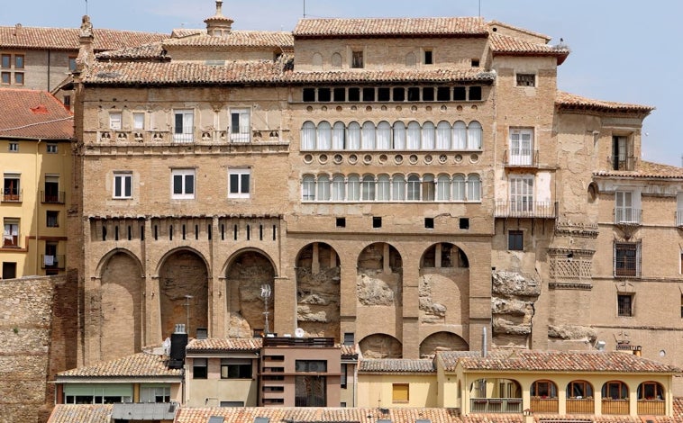 Imagen principal - Sobre estas líneas, a la derecha, un momento de las Jornadas de la Coronación del Emperador, una fiesta que nos traslada al siglo XVI. En la foto superior, el Palacio Episcopal. Sobre estas líneas, la Iglesia de Santa M.ª Magdalena.