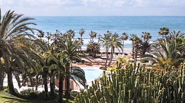 Imagen de una de las piscinas exteriores del resort Don Carlos