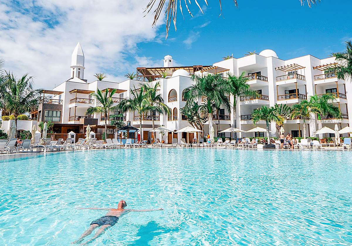 Imagen de la piscina del hotel de lujo Princesa Yaiza