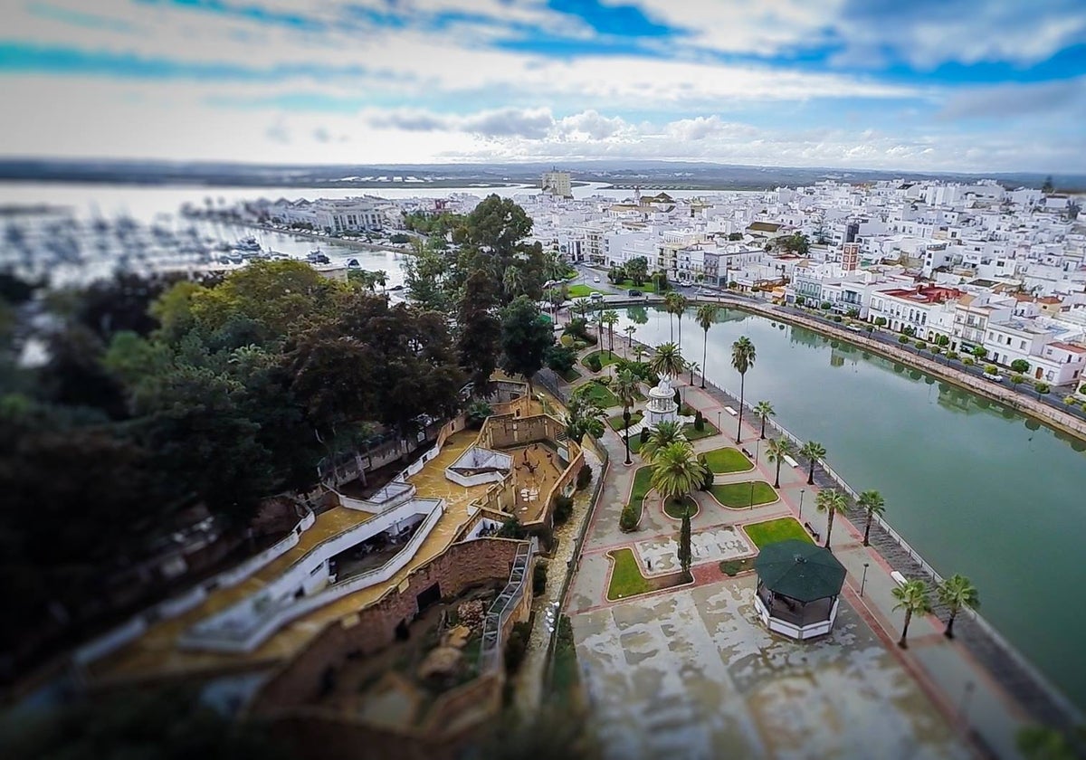 La ciudad de Ayamonte se ubica en la desembocadura del río Guadiana y en la frontera con Portugal