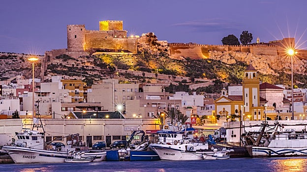 Vista de la Alcazaba de Almería desde el puerto pesquero.