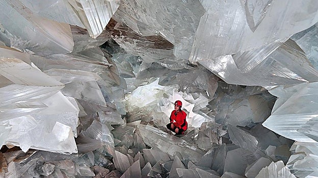Una científica en el interior de la Geoda de Pulpí.