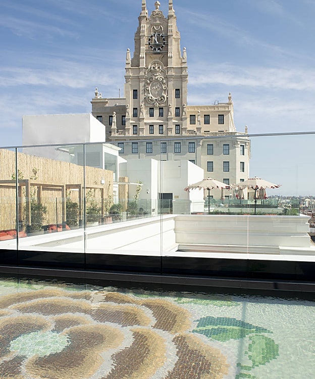 La piscina y la azotea del hotel Montera