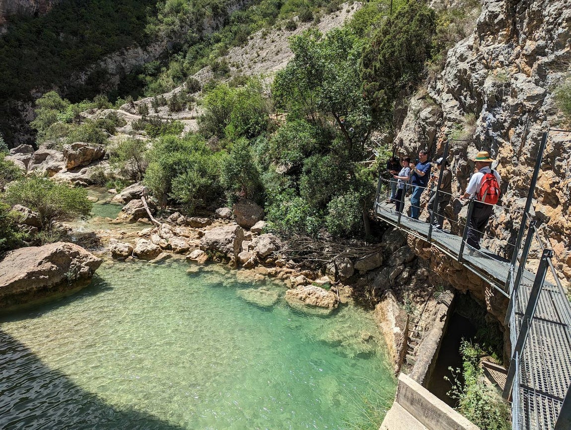 El agua del Vero siempre acompaña a los turistas que recorren la pasarela