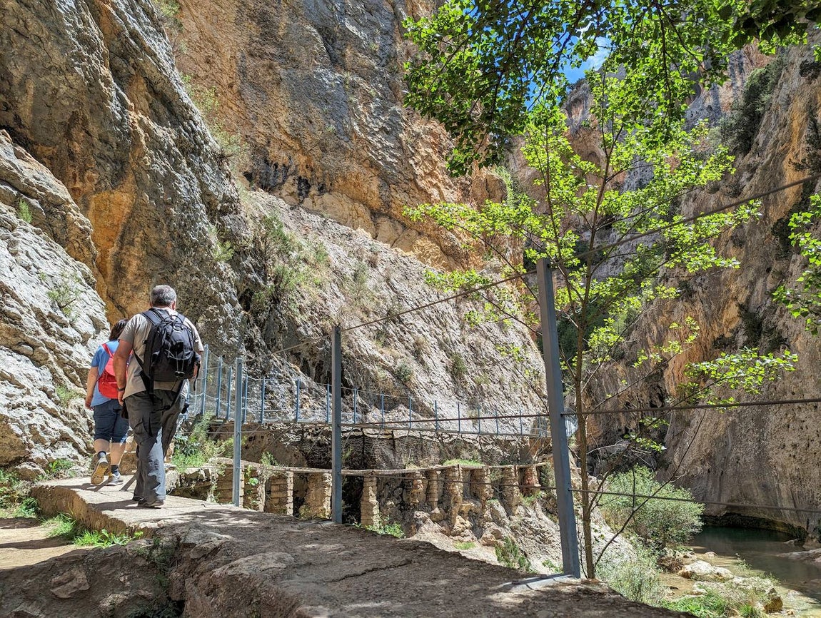 En uno de los tramos, la nueva pasarela sustituyó en 2003 a la vieja estructura de hormigón que usaban los empleados de la central hidroeléctrica a mediados del siglo XX