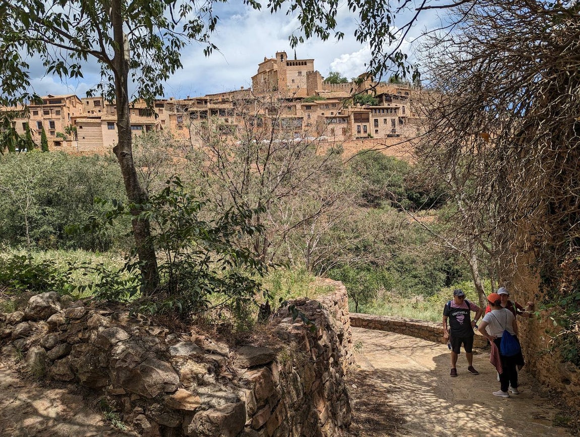Alquézar ha pasado en treinta años de poco más de cien habitantes a más de trescientos. En la imagen, unos turistas al final de la ruta de las pasarelas.