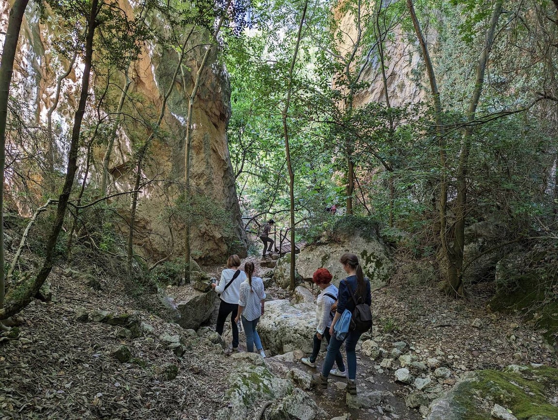 Un grupo de turistas en la bajada desde Alquézar, por el Barranco de la Fuente, hasta el cauce del Vero