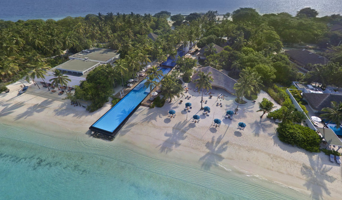 Tanto si se está buscando un viaje inolvidable para una luna de miel, como si se desean unas vacaciones en familias únicas, Maldivas es un destino que no defrauda. Ubicado en el atolón Shaviyani, el cual cuenta con una de las lagunas turísticas más grandes del país, está el Fairmont Maldives, un complejo que ofrece 120 villas de lujo con diseños de inspiración local que permiten a sus huéspedes fundirse con la naturaleza. Entre sus principales atractivos está la que es la piscina infinita más larga del archipiélago –200 metros de longitud–, la cual atraviesa la isla de punta a punta y lleva al Coralarium, el primer y único proyecto de regeneración de corales de las Maldivas que se desarrolla en una instalación de arte submarina de Jason deCaires Taylor.