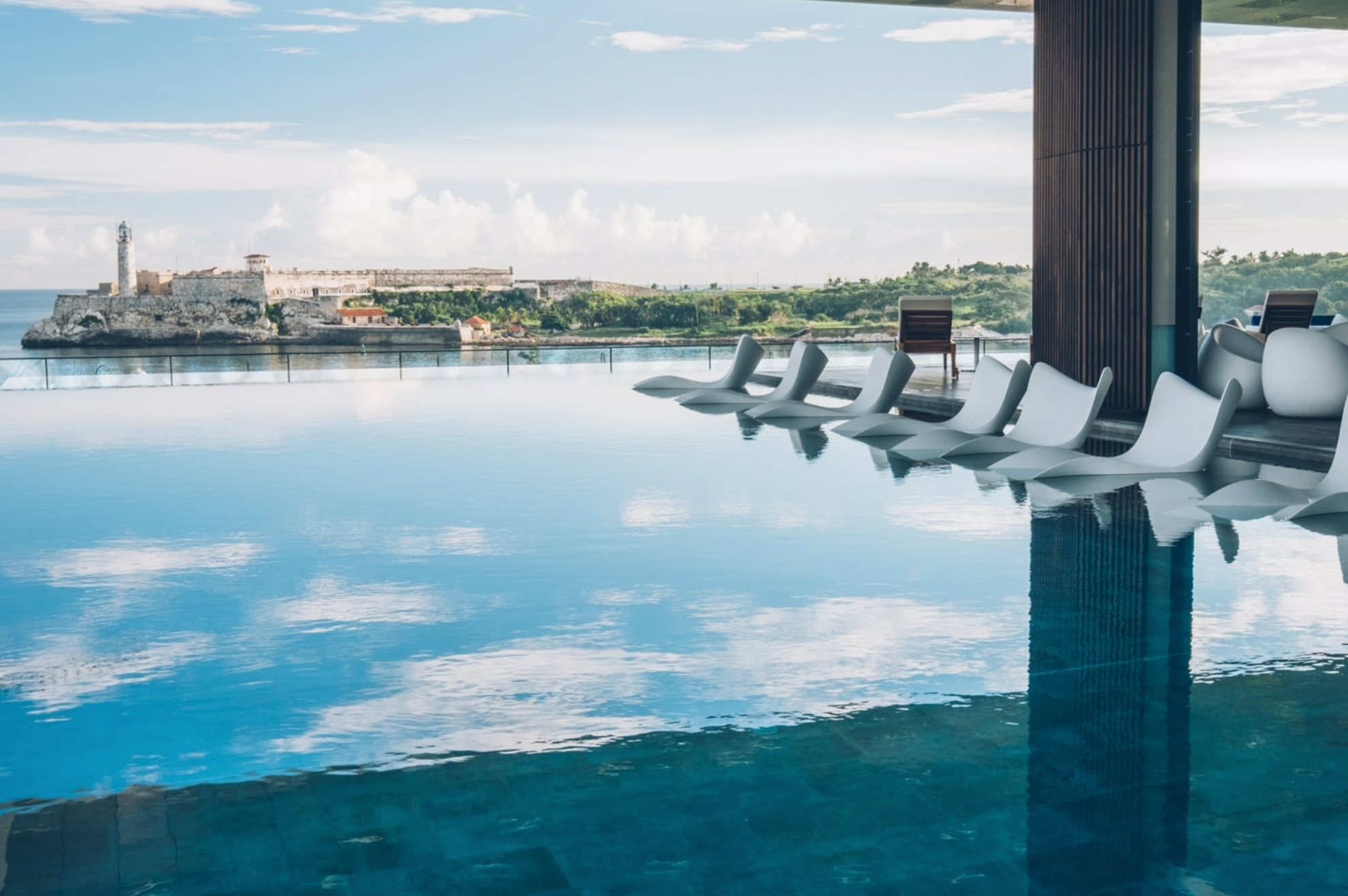 Situado en el paseo del Prado, frente al malecón de La Habana, el Iberostar Grand Packard es la base perfecta para conocer la capital cubana. El hotel, que cuenta con 321 luminosas, modernas y acogedoras habitaciones, fue inaugurado por primera vez en 1911 bajo el nombre de Biscuit. Cuando el grupo Iberostar se hizo con él decidió restaurarlo respetando su esencia original, pero añadiendo plantas superiores con un diseño moderno que combina vidrio y metal. Esta nueva estructura permite la existencia de una piscina exterior ubicada entre plantas bordeando parte del edificio reconstruido que invita a un baño de verdadera altura. Además, las vistas exclusivas que brinda dominando la entrada de la bahía de La Habana y el Castillo del Morro le aportan mayor valor. El baño se puede completar con un cóctel en el bar o tomando el sol en las hamacas.
