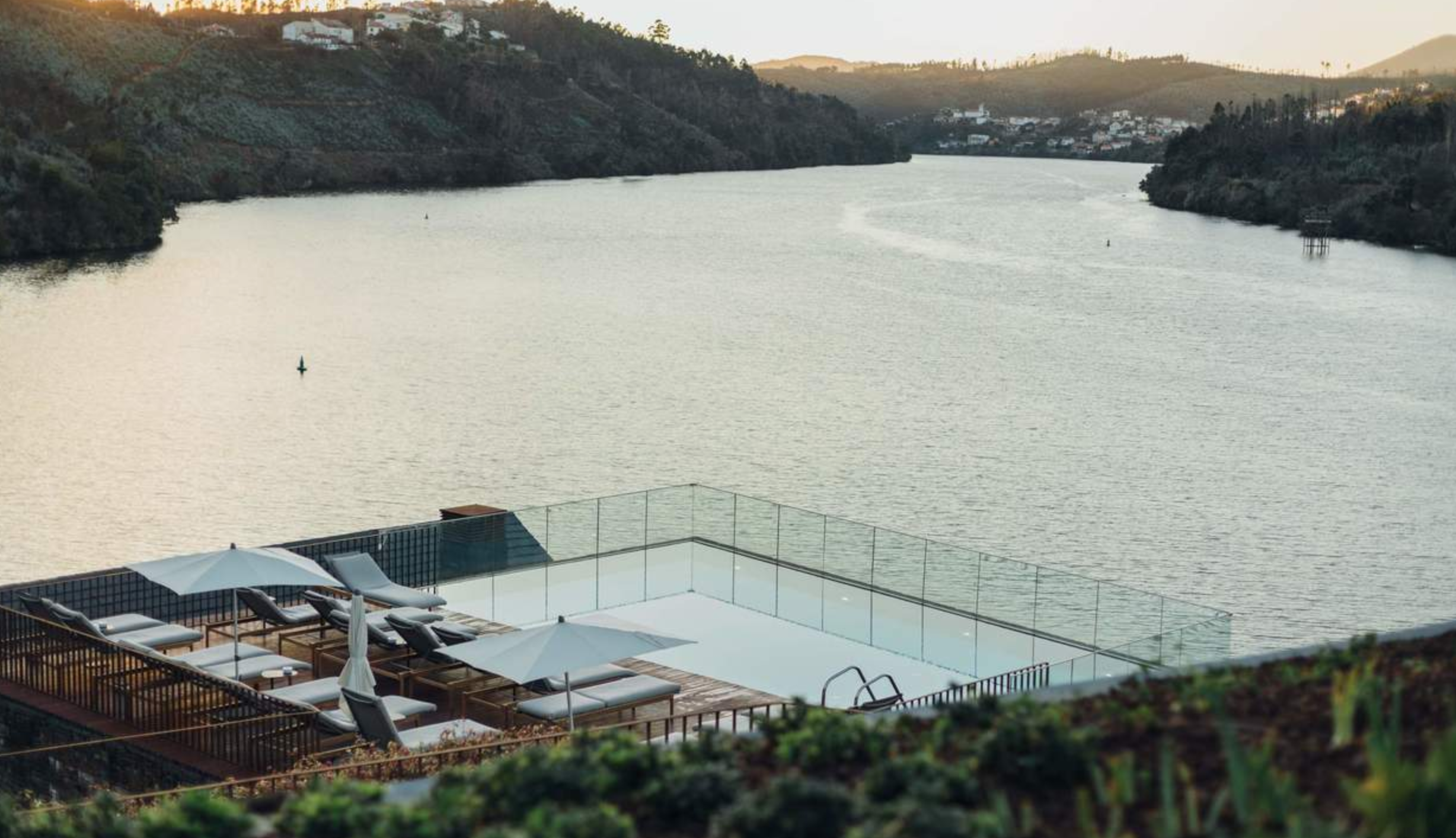 El Octant Hotel Douro, que está ubicado en Castelo de Paiva (Portugal), en un paisaje de las típicas terrazas que han dado forma a la región durante siglos, se muestra como una obra de arte arquitectónica en constante diálogo con el río al que se asoma. El alojamiento dispone de diferentes habitaciones y suites que van desde la Deluxe a la Pool Suite –que cuenta con una terraza de 65 m2 y una piscina privada climatizada–, dos restaurantes en los que degustar la cocina local regada con los mejores vinos de la zona, un spa de estilo minimalista en el que disfrutar de los mejores tratamientos y, la que es la joya de la corona, una piscina panorámica con vistas al Duero y al entorno natural que permite a los huéspedes sentirse parte del paisaje.