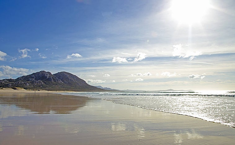 Imagen principal - En la foto superior, la playa de Area Mayor, una larga extensión de dunas al pie del Monte Louro. Sobre estas líneas, a la izquierda, Santa María a Nova (siglo XIV), en Noya, el principal museo de lápidas gremiales de Europa. A la derecha, la plaza del Tapal, en el casco histórico de Noya.