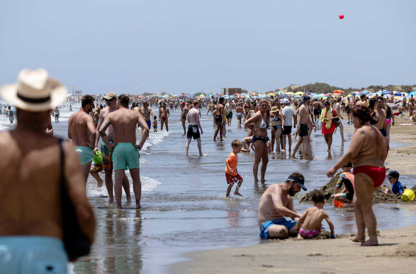Las  Playa del Inglés, en Gran Canaria, y Playa Honda, en San Bartolomé (Lanzarote), están por encima de las 6.500 búsquedas.